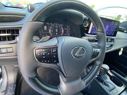 New 2025 Lexus ES 300h w/ Luxury Package image 16