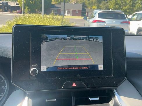 Used 2023 Toyota Venza LE image 11