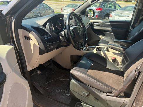 Used 2019 Dodge Grand Caravan SXT FWD image 6