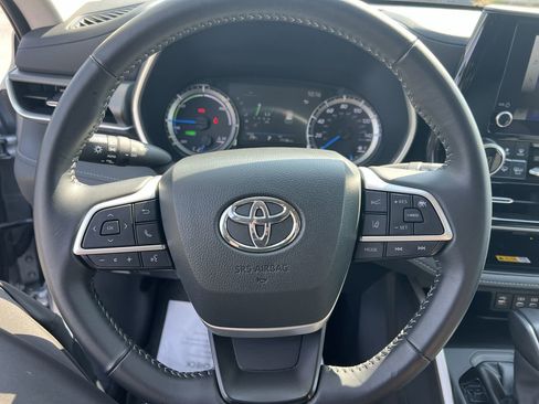 Used 2025 Toyota Highlander XLE AWD/4WD image 18