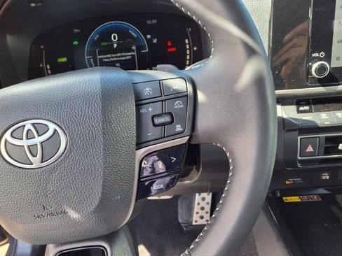 Used 2025 Toyota Camry SE FWD image 18