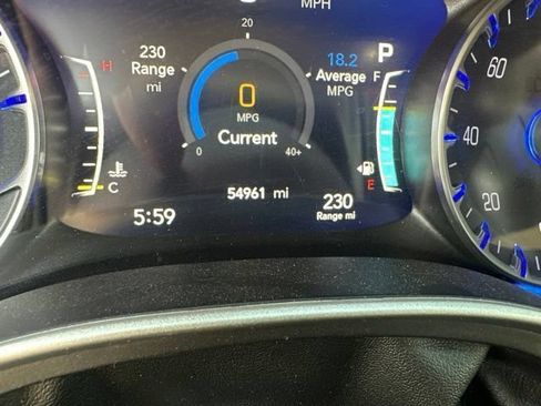 Used 2023 Chrysler Pacifica Touring-L FWD image 2