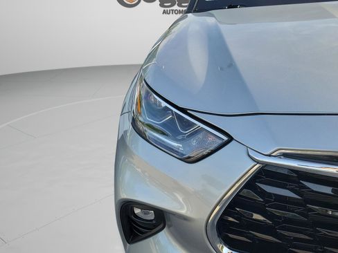 Used 2021 Toyota Highlander Limited FWD image 10