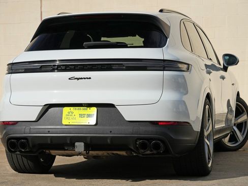 Used 2024 Porsche Cayenne AWD/4WD image 5