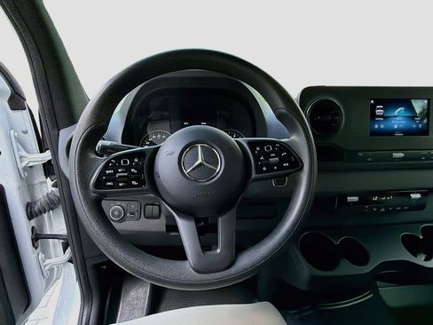 Used 2022 Mercedes-Benz Sprinter 2500 image 11