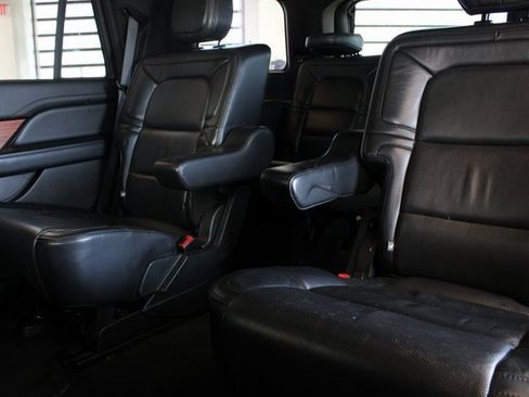 Used 2019 Lincoln Navigator Select image 18