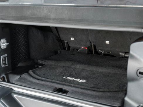 Used 2013 Jeep Wrangler Unlimited Rubicon image 49