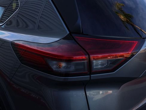 Used 2023 Nissan Rogue SV image 7