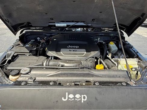 Used 2015 Jeep Wrangler Unlimited Sahara w/ Connectivity Group image 28