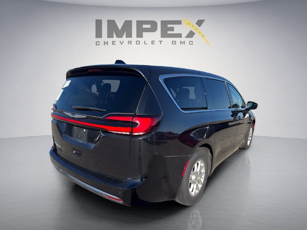 Used 2023 Chrysler Pacifica Touring-L FWD image 5