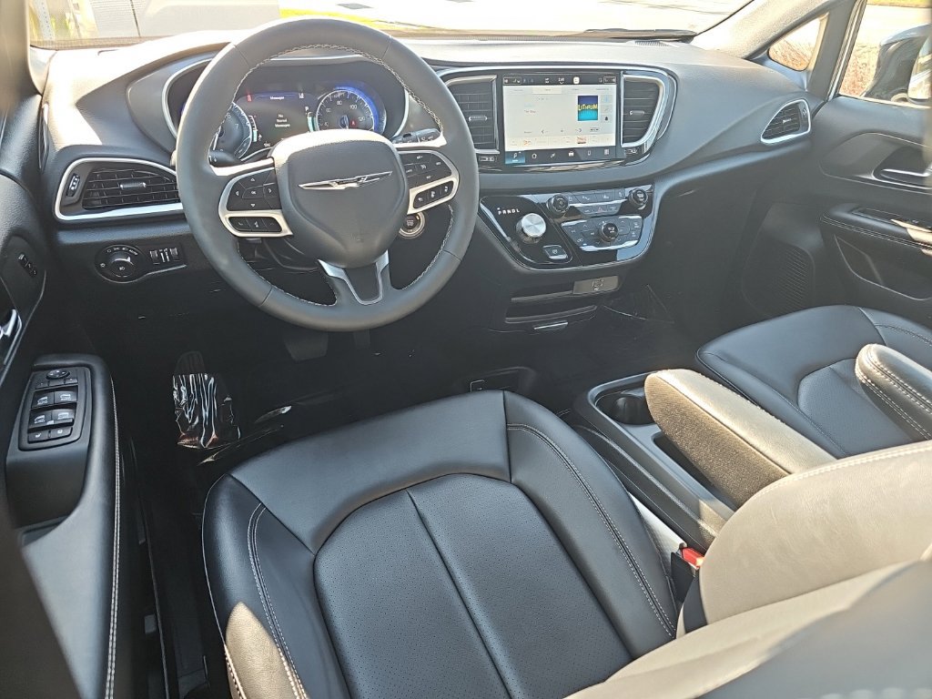 Certified 2026 Chrysler Pacifica Select FWD image 17