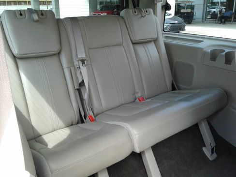 Used 2017 Lincoln Navigator Select image 13