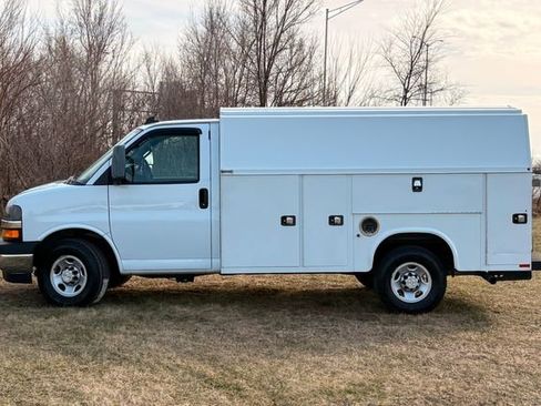 Used 2022 Chevrolet Express 3500 w/ Power Convenience Package image 3