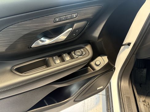 Used 2024 GMC Terrain SLT w/ Infotainment Package II image 8