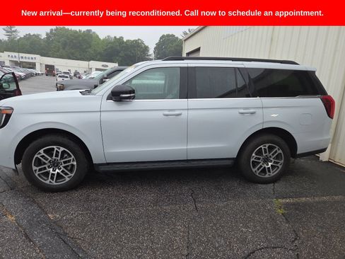 Used 2025 Ford Expedition Active AWD/4WD image 4