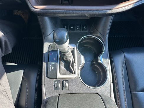 Used 2019 Toyota Highlander XLE image 19