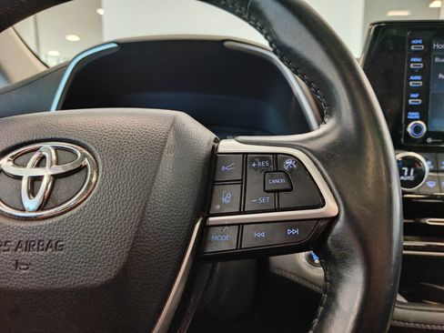 Used 2022 Toyota Highlander XLE AWD/4WD image 9