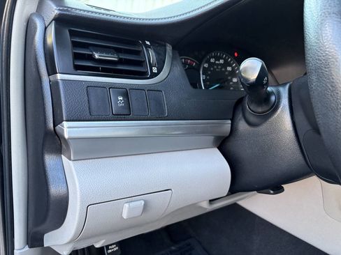 Used 2013 Toyota Camry LE image 38