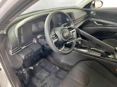 Used 2024 Hyundai Elantra SE image 9
