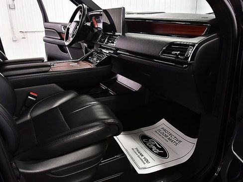 Used 2024 Lincoln Navigator Premiere image 28