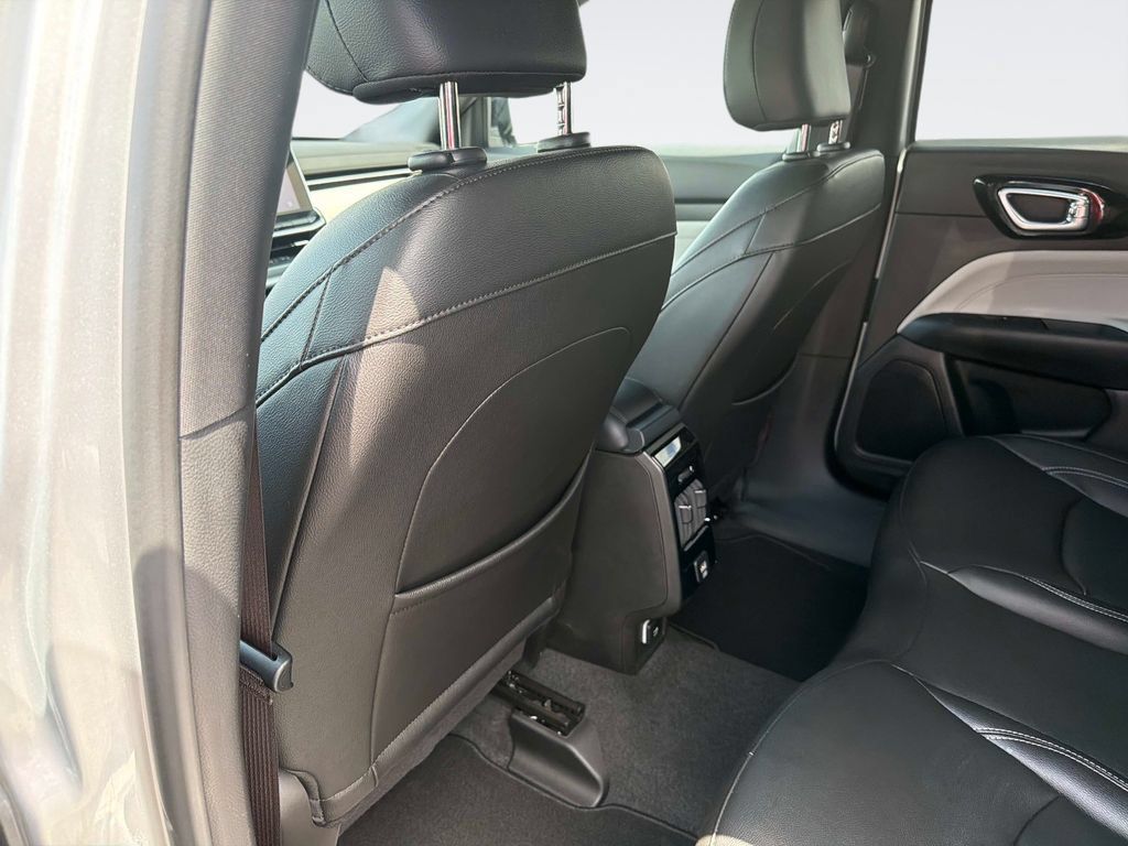 Used 2025 Jeep Compass Limited AWD/4WD image 13
