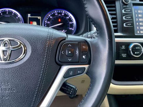 Used 2019 Toyota Highlander XLE image 23