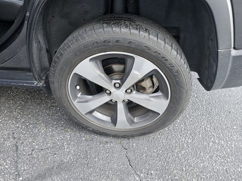 Used 2019 Jeep Cherokee Limited w/ Luxury Group image 12