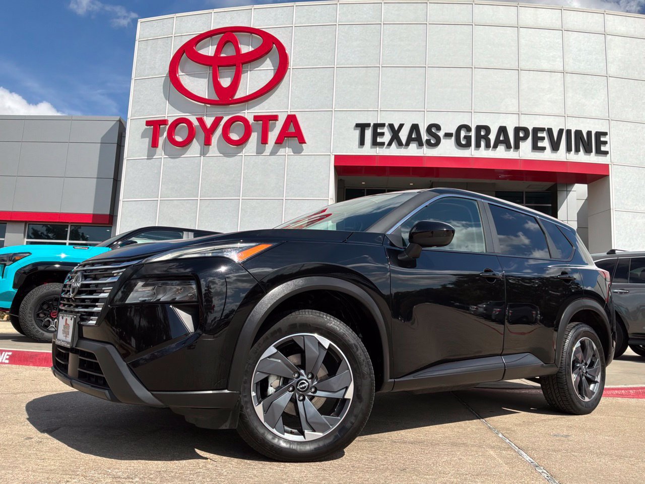 Used 2025 Nissan Rogue SV FWD image 2