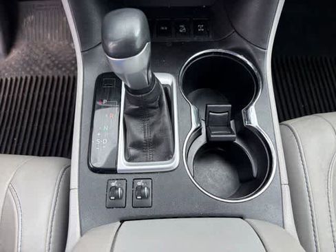 Used 2018 Toyota Highlander XLE AWD/4WD image 19