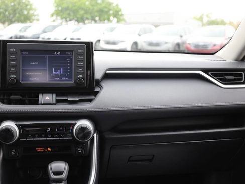 Used 2019 Toyota RAV4 LE AWD/4WD image 24