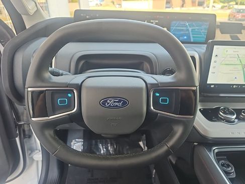 Used 2025 Ford Expedition Active AWD/4WD image 16