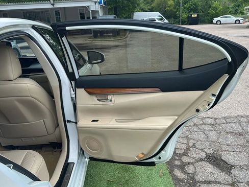 Used 2015 Lexus ES 300h w/ Navigation System Package FWD image 23