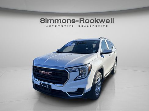 Used 2022 GMC Terrain SLE w/ Driver Convenience Package image 3