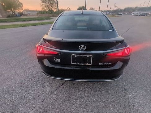 Used 2025 Lexus ES 300h w/ Accessory Package (Z2) image 6