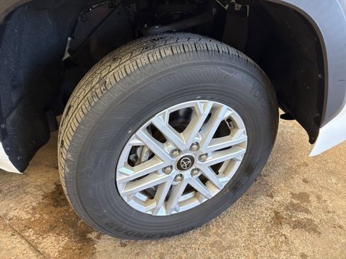 Used 2022 Toyota Tundra SR5 w/ SR5 Premium Package image 11