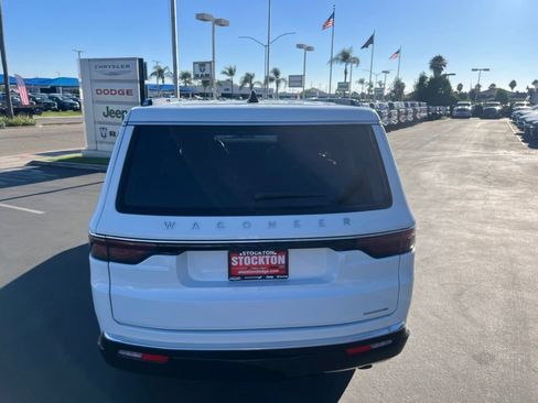 Used 2024 Jeep Wagoneer L Series II RWD image 12
