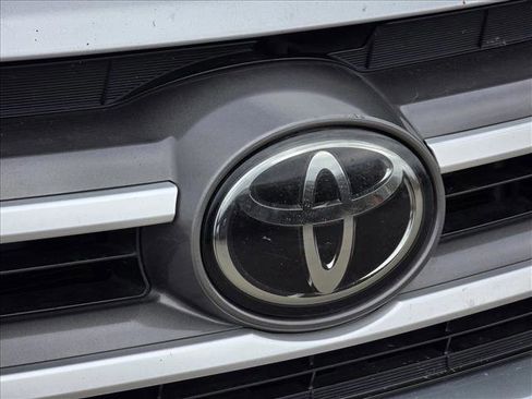 Used 2017 Toyota Highlander LE image 9