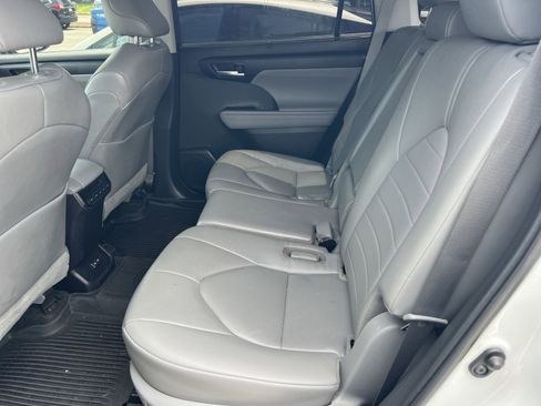 Used 2023 Toyota Highlander XLE FWD image 21