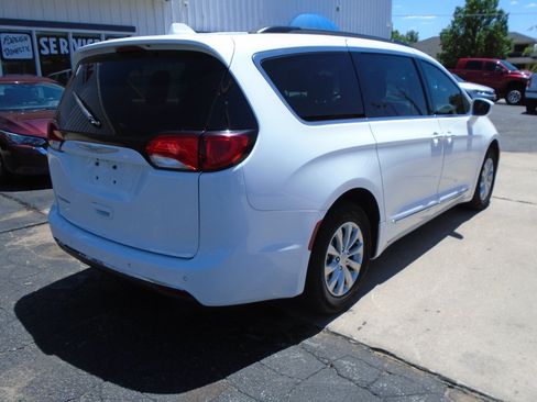 Used 2017 Chrysler Pacifica Touring-L FWD image 2