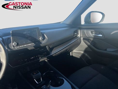 Used 2025 Nissan Rogue SV image 29