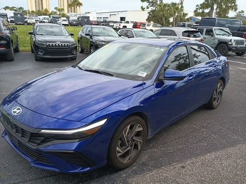 Used 2025 Hyundai Elantra SEL FWD image 2