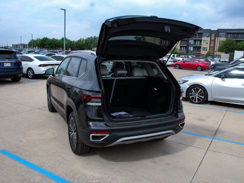 New 2026 Volkswagen Taos SE FWD image 30