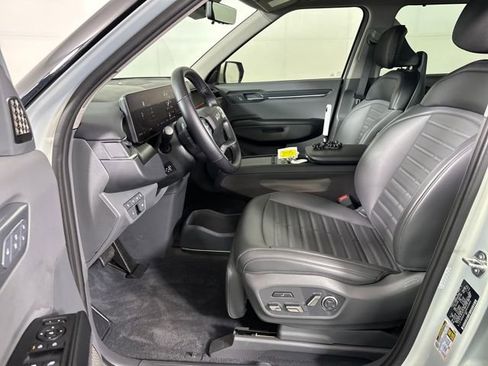Used 2024 Kia EV9 Land image 11