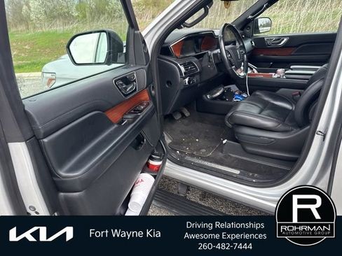 Used 2018 Lincoln Navigator L Reserve w/ Technology Package AWD/4WD image 10