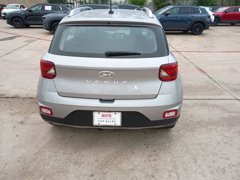 Used 2025 Hyundai Venue SEL image 11