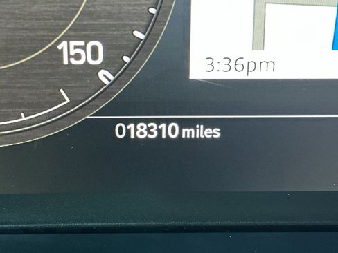 Used 2023 Land Rover Defender 130 X-Dynamic SE image 31