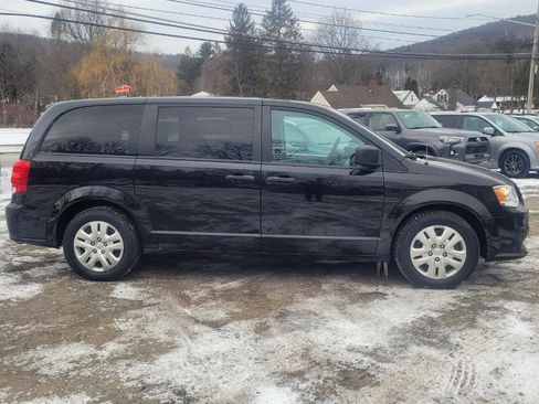 Used 2019 Dodge Grand Caravan SE w/ UConnect Hands-Free Group image 9