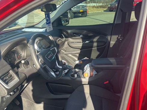 Used 2024 GMC Terrain SLE w/ Driver Convenience Package image 24