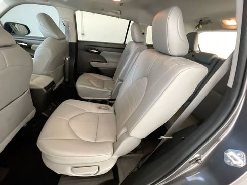 Used 2022 Toyota Highlander XLE AWD/4WD image 23
