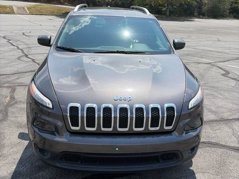 Used 2018 Jeep Cherokee Latitude Plus FWD image 2